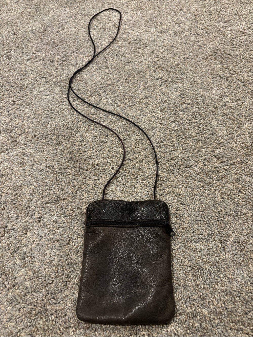 Compact Brown Leather Crossbody Pouch with Zipper